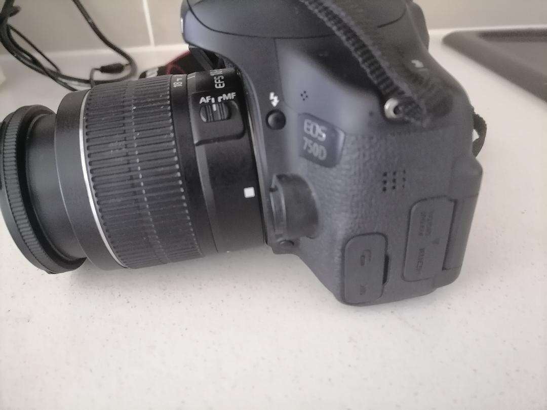 Canon EOS 750d Digital SLR Camera with 18-55MM LENS *UNTESTED*
