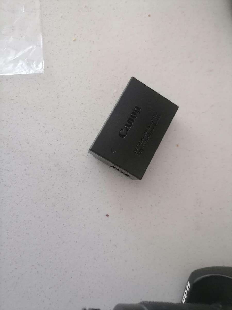 Canon EOS 750d Digital SLR Camera with 18-55MM LENS *UNTESTED*