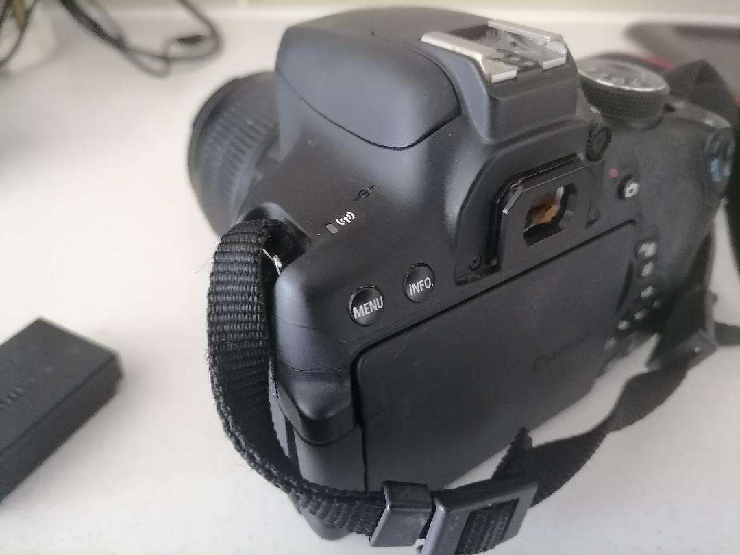 Canon EOS 750d Digital SLR Camera with 18-55MM LENS *UNTESTED*