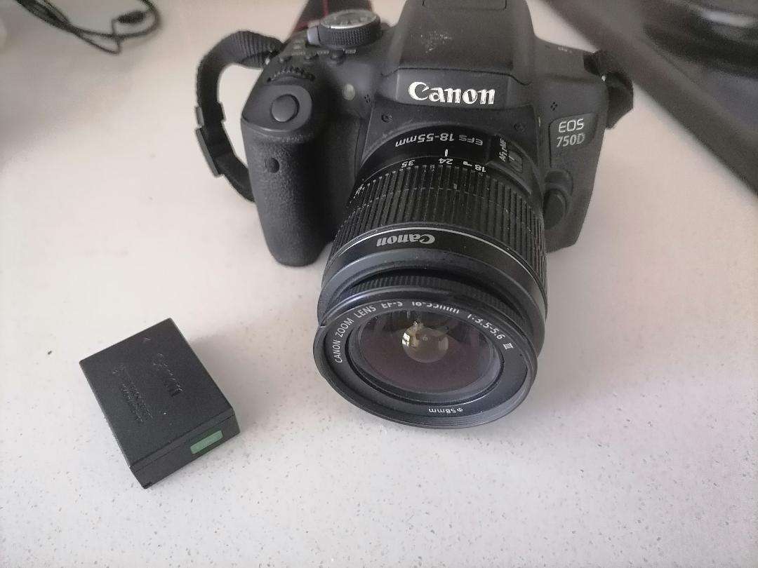 Canon EOS 750d Digital SLR Camera with 18-55MM LENS *UNTESTED*