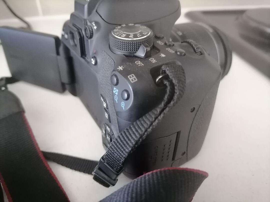 Canon EOS 750d Digital SLR Camera with 18-55MM LENS *UNTESTED*