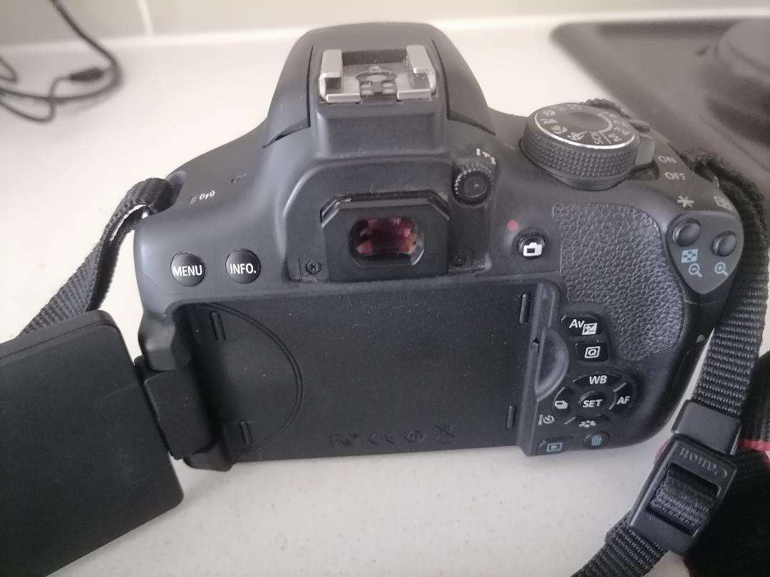 Canon EOS 750d Digital SLR Camera with 18-55MM LENS *UNTESTED*