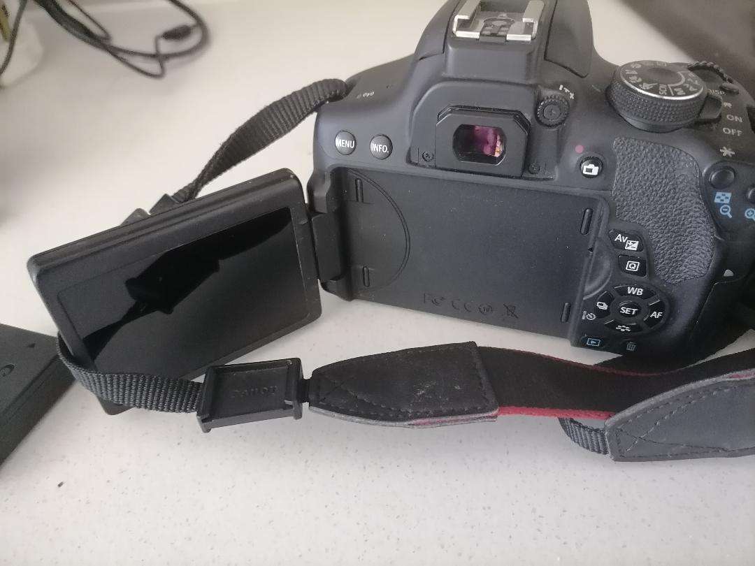 Canon EOS 750d Digital SLR Camera with 18-55MM LENS *UNTESTED*