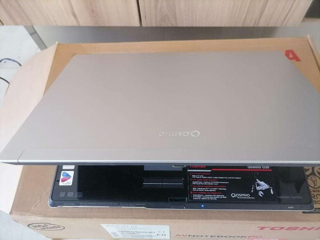 *COLLECTORS LAPTOP*NEW TOSHIBA QOSMIO G20-110 IN BOX WITH MANY ACCESSORIES**