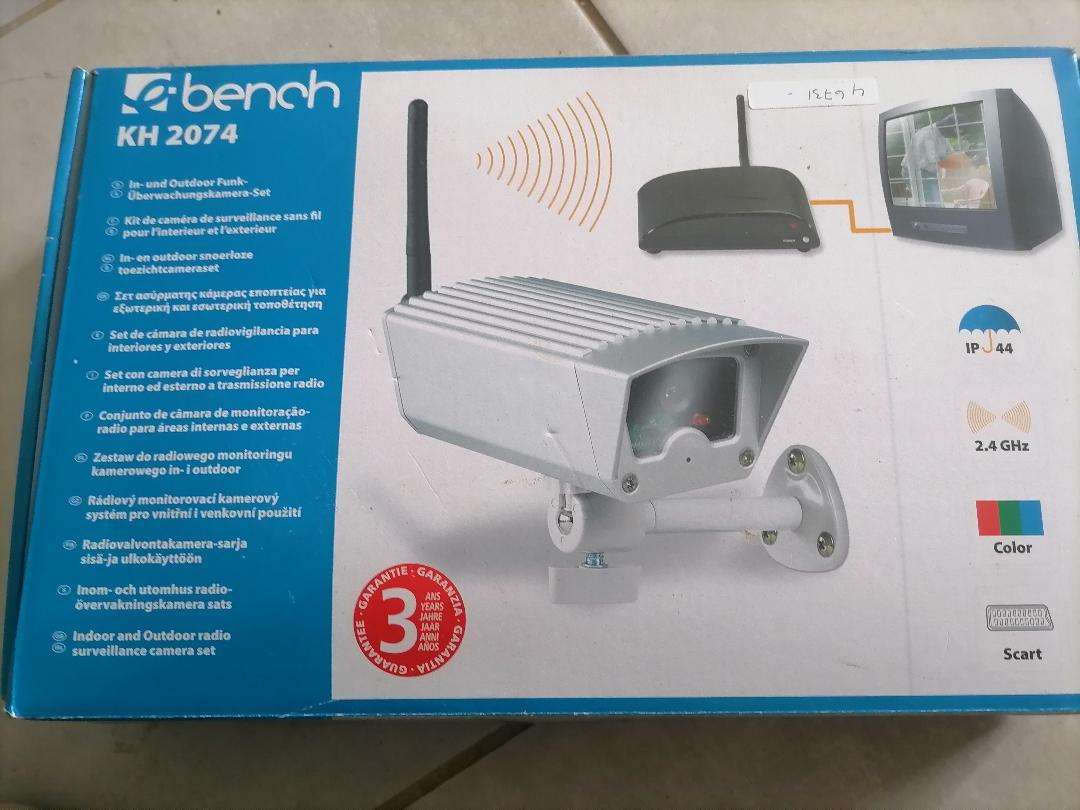 *WEEKEND SPECIAL*New Bench KH 2074 Indoor and Outdoor wireless Surveillance Camera Set in Box