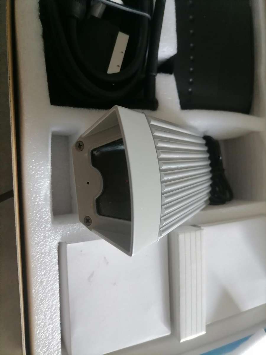 *WEEKEND SPECIAL*New Bench KH 2074 Indoor and Outdoor wireless Surveillance Camera Set in Box