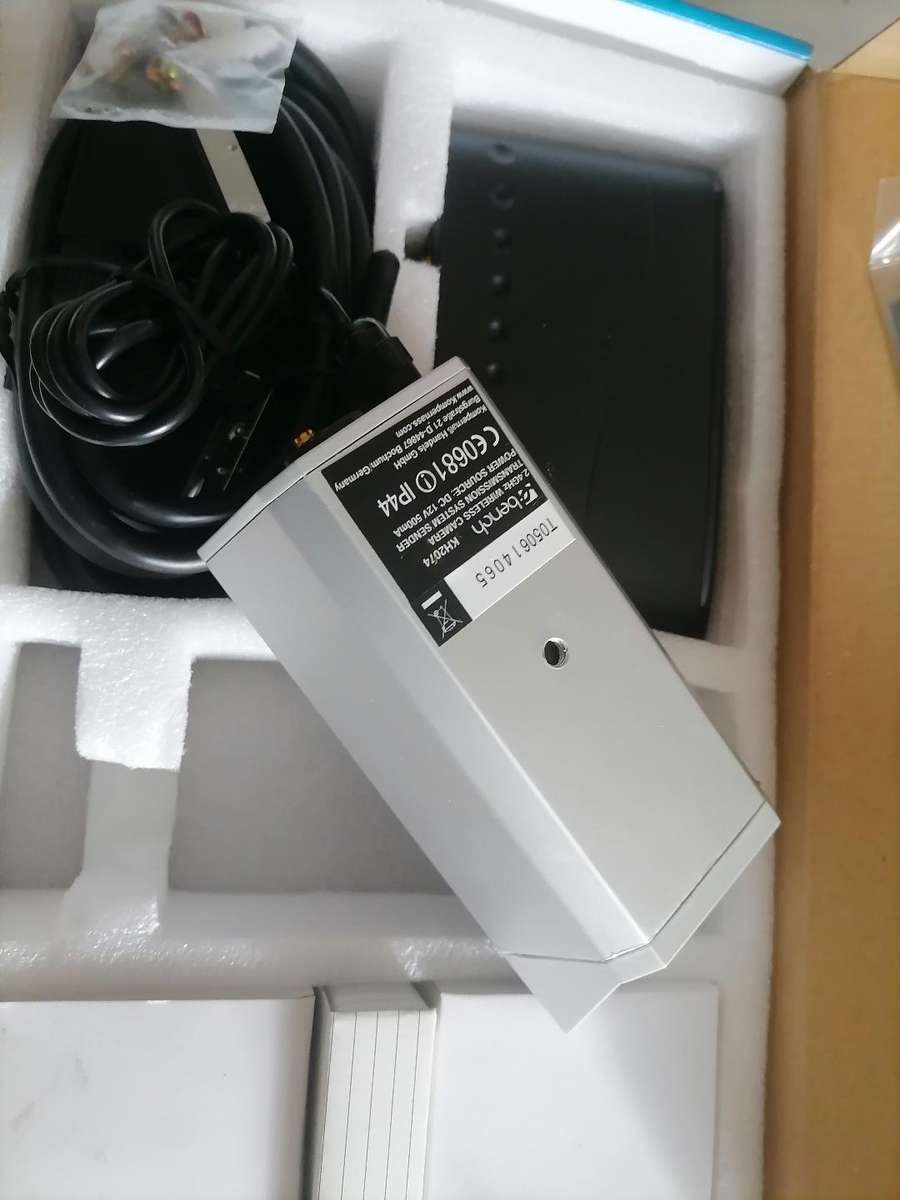 *WEEKEND SPECIAL*New Bench KH 2074 Indoor and Outdoor wireless Surveillance Camera Set in Box