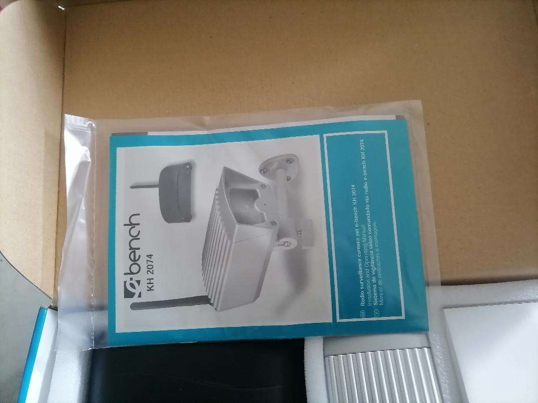 *WEEKEND SPECIAL*New Bench KH 2074 Indoor and Outdoor wireless Surveillance Camera Set in Box