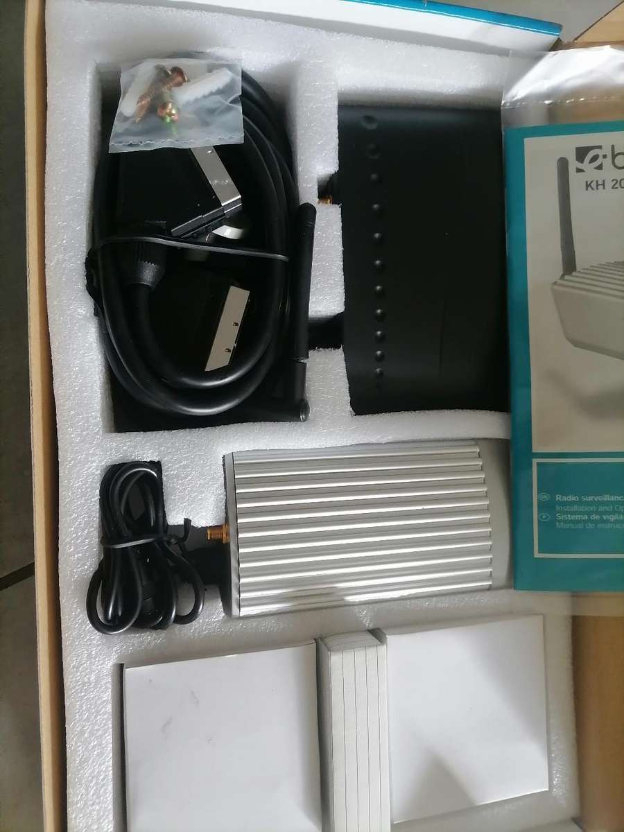 *WEEKEND SPECIAL*New Bench KH 2074 Indoor and Outdoor wireless Surveillance Camera Set in Box