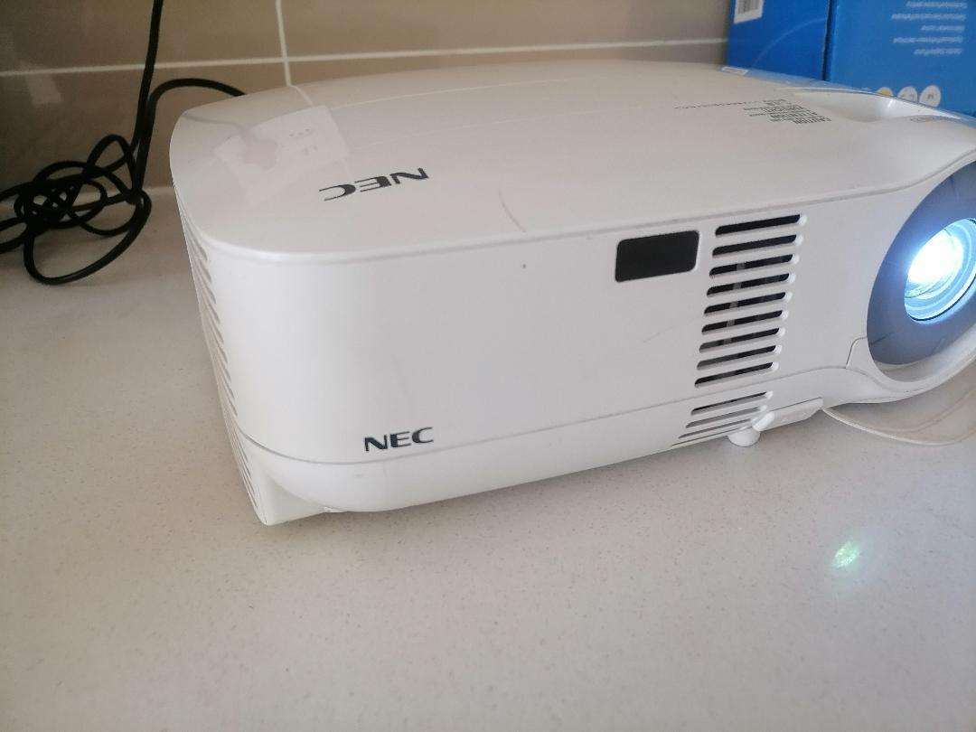 NEC VT 490 3LCD  2000-Lumen Projector