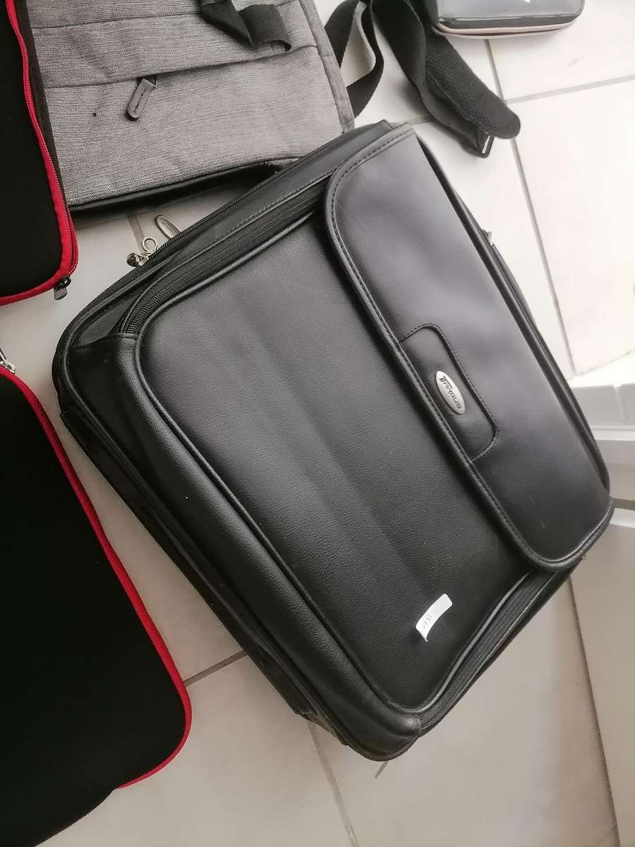 **LOT OF LAPTOP BAGS,TABLET POUCHES,ETC