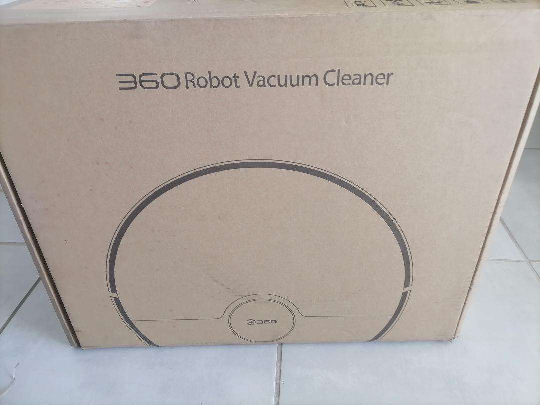 360 S7 Pro Robot Vacuum with attachments and charging station