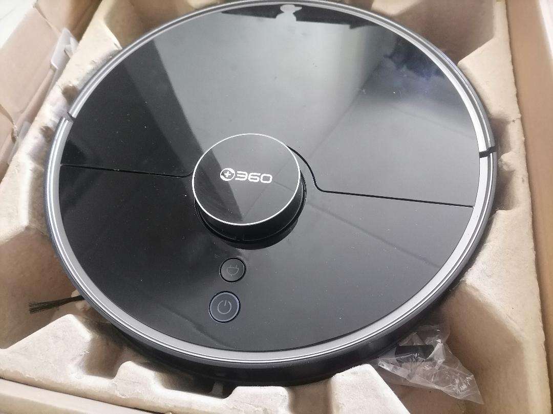 360 S7 Pro Robot Vacuum with attachments and charging station