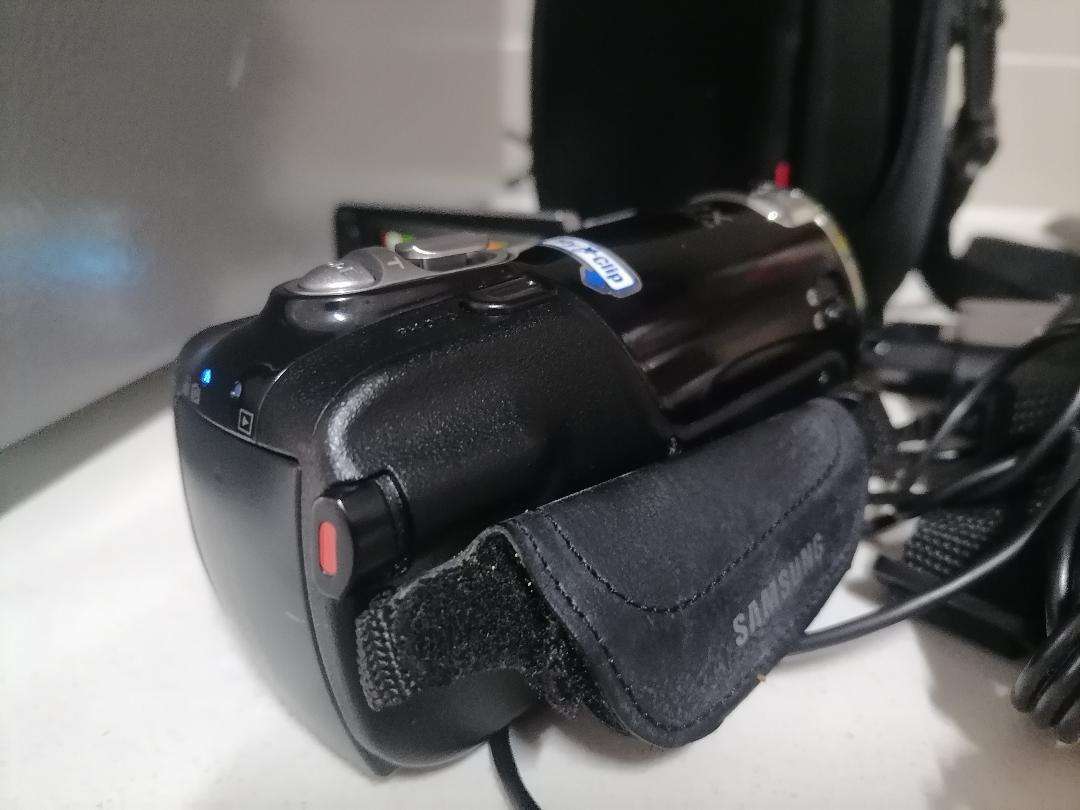Samsung HMX-F900 Camcorder/Camera with Charger, Bag, Cables, Manual
