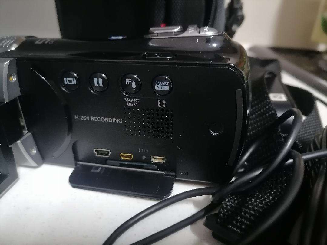 Samsung HMX-F900 Camcorder/Camera with Charger, Bag, Cables, Manual