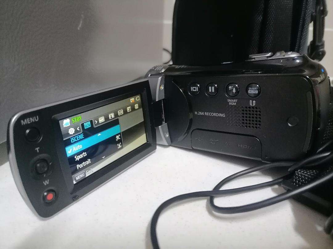 Samsung HMX-F900 Camcorder/Camera with Charger, Bag, Cables, Manual