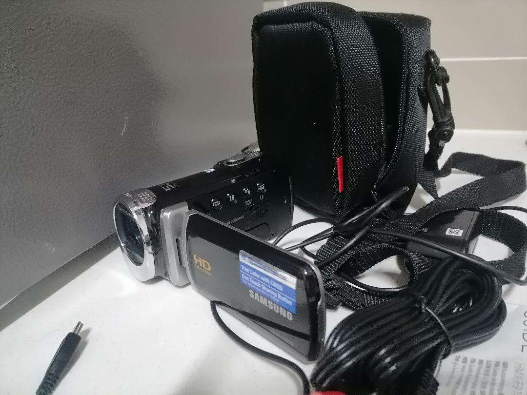 Samsung HMX-F900 Camcorder/Camera with Charger, Bag, Cables, Manual