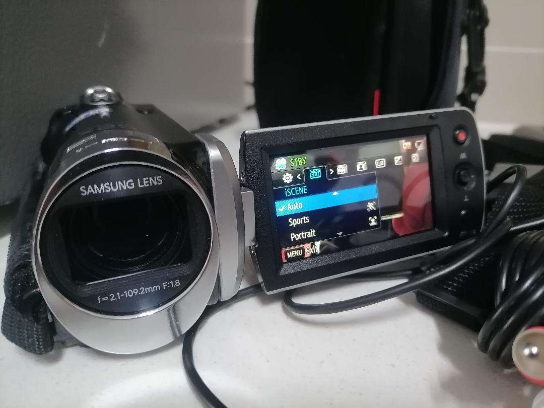Samsung HMX-F900 Camcorder/Camera with Charger, Bag, Cables, Manual