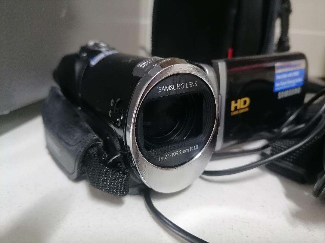 Samsung HMX-F900 Camcorder/Camera with Charger, Bag, Cables, Manual