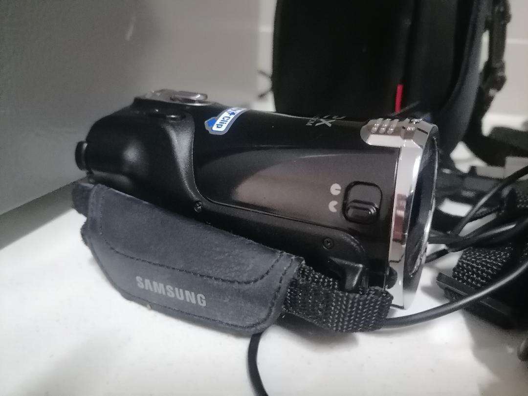 Samsung HMX-F900 Camcorder/Camera with Charger, Bag, Cables, Manual