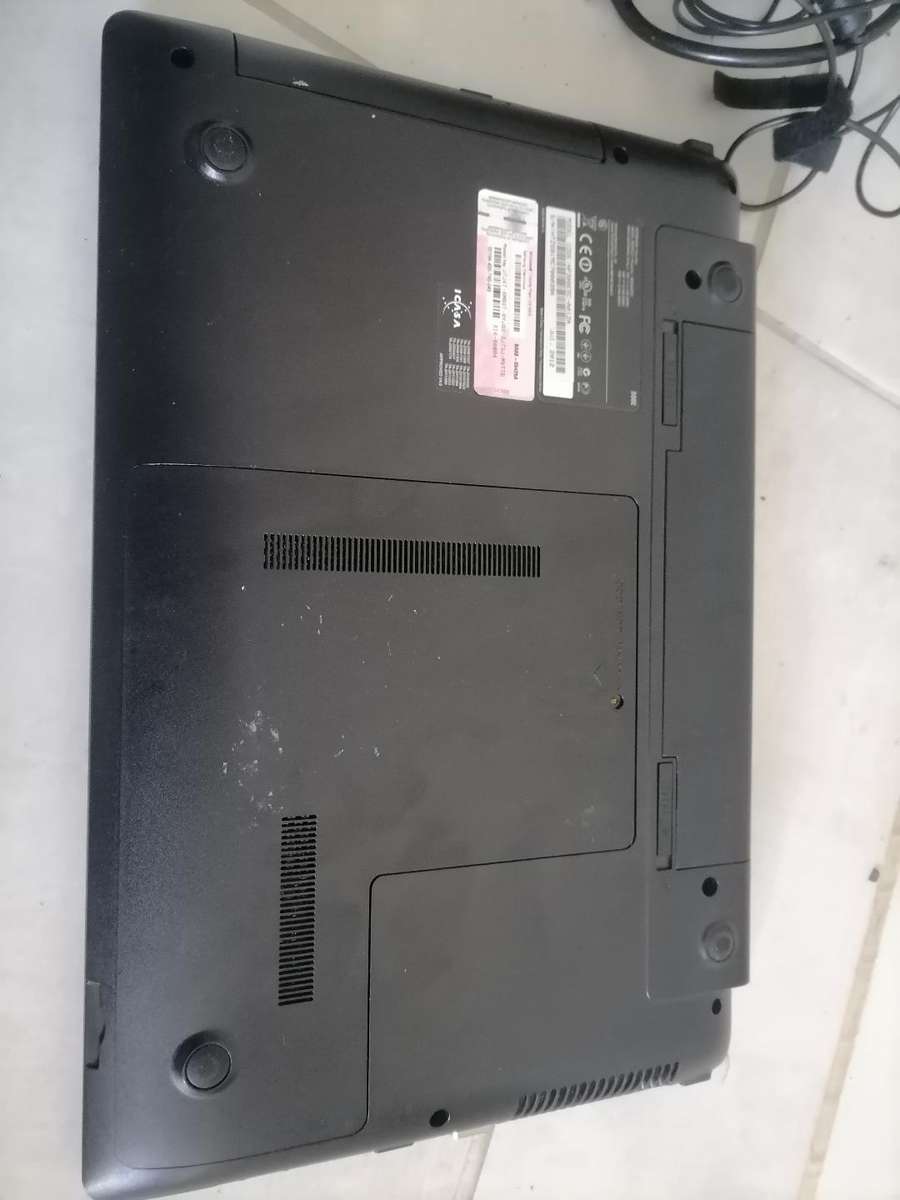i5 Samsung NP300E5C Laptop with charger**