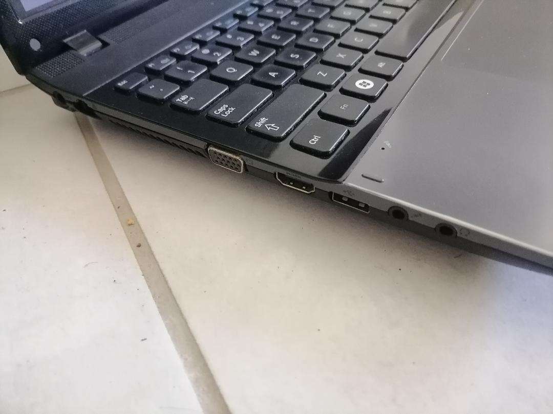 i5 Samsung NP300E5C Laptop with charger**