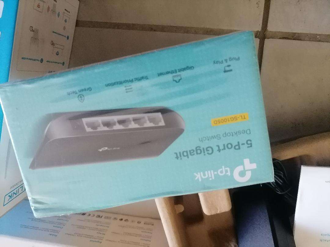 Lot of new WiFi router, Gigaport switch, Ranger extender