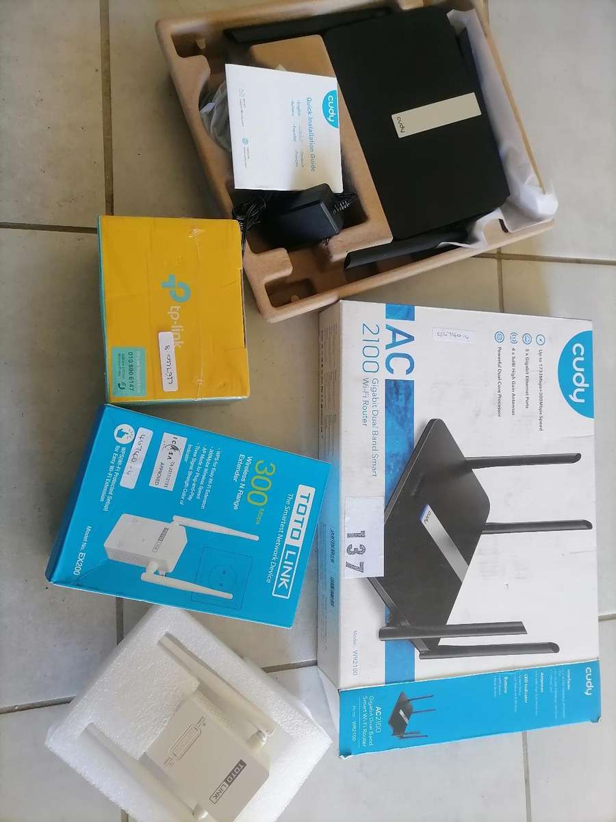 Lot of new WiFi router, Gigaport switch, Ranger extender