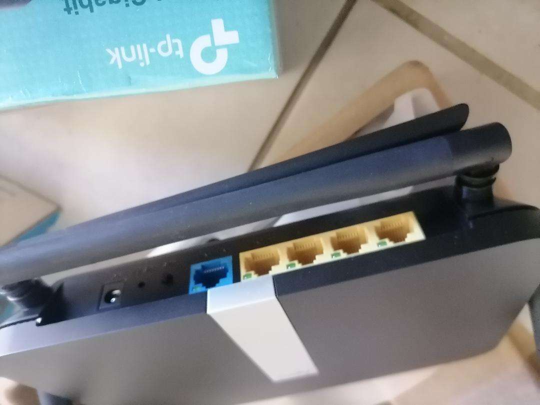 Lot of new WiFi router, Gigaport switch, Ranger extender