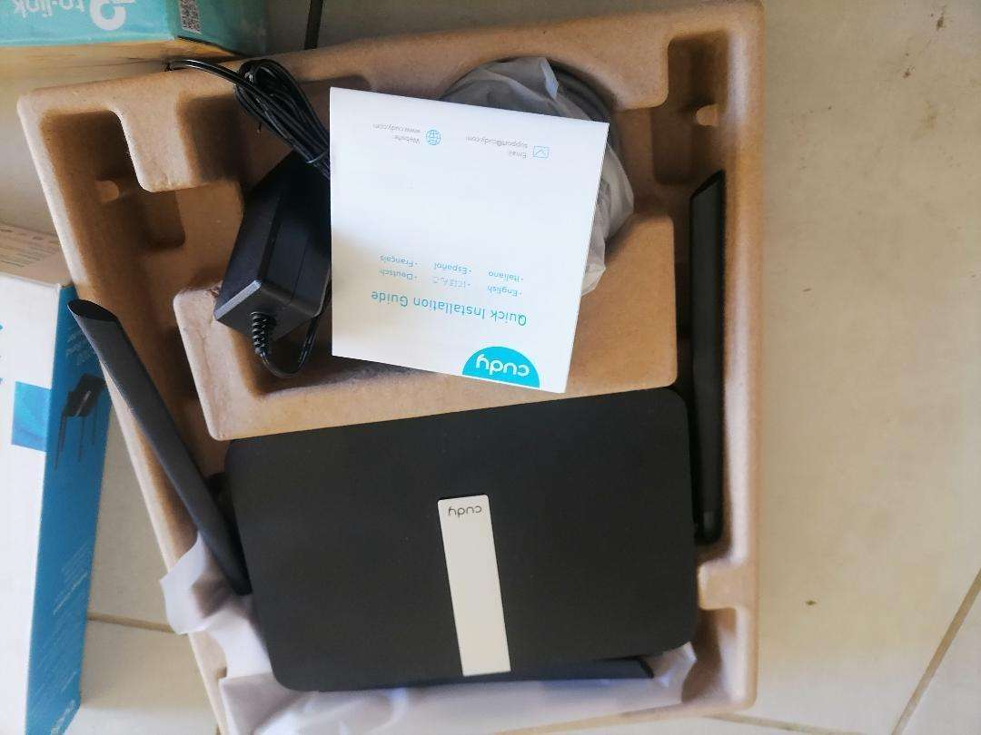 Lot of new WiFi router, Gigaport switch, Ranger extender