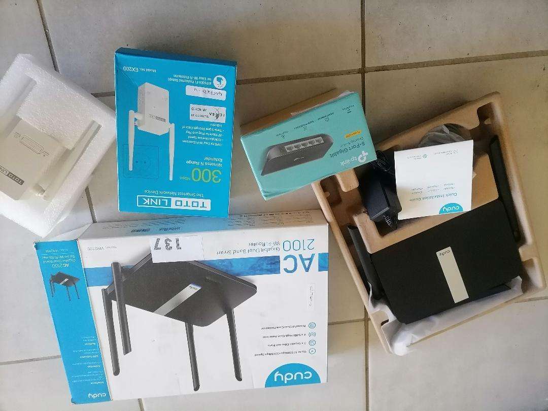 Lot of new WiFi router, Gigaport switch, Ranger extender