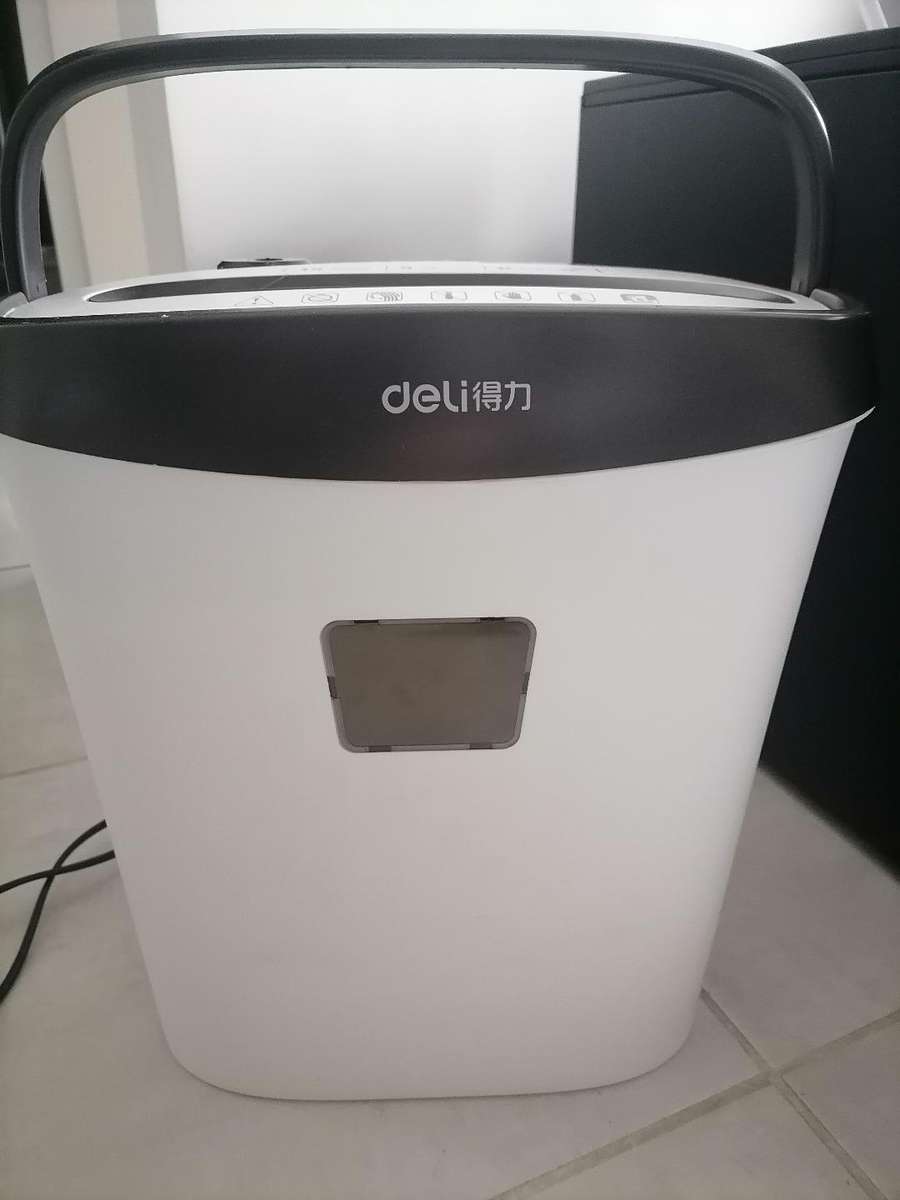 Deli S220LPS3-9 Paper Shredder 6 Sheet White