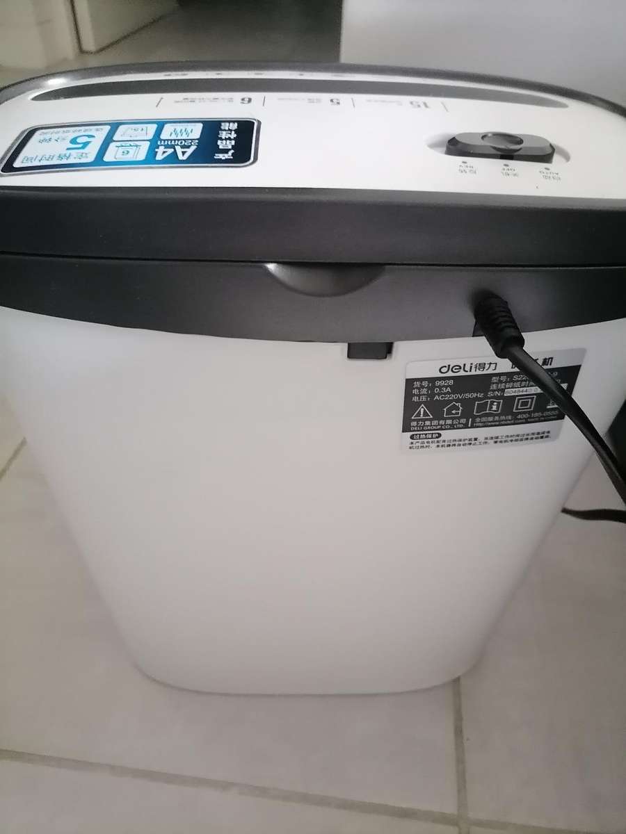 Deli S220LPS3-9 Paper Shredder 6 Sheet White