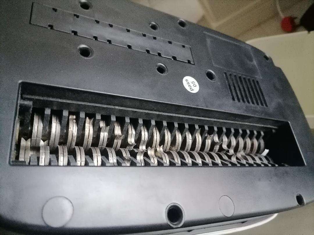 Deli S220LPS3-9 Paper Shredder 6 Sheet White