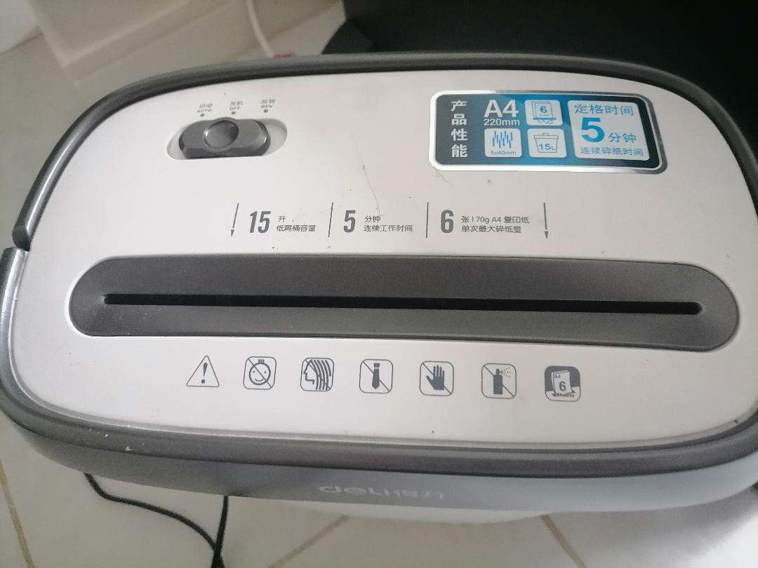 Deli S220LPS3-9 Paper Shredder 6 Sheet White