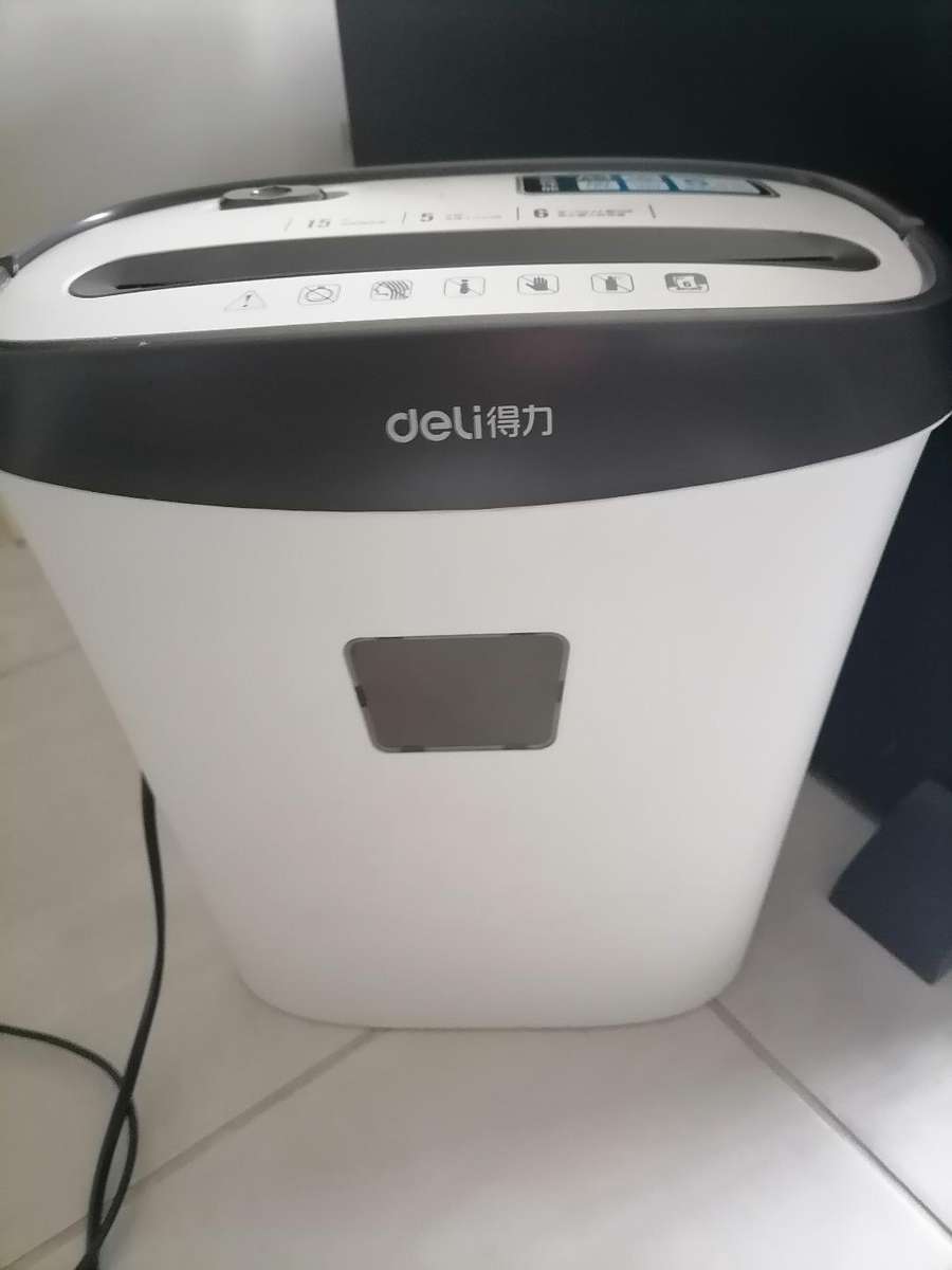 Deli S220LPS3-9 Paper Shredder 6 Sheet White