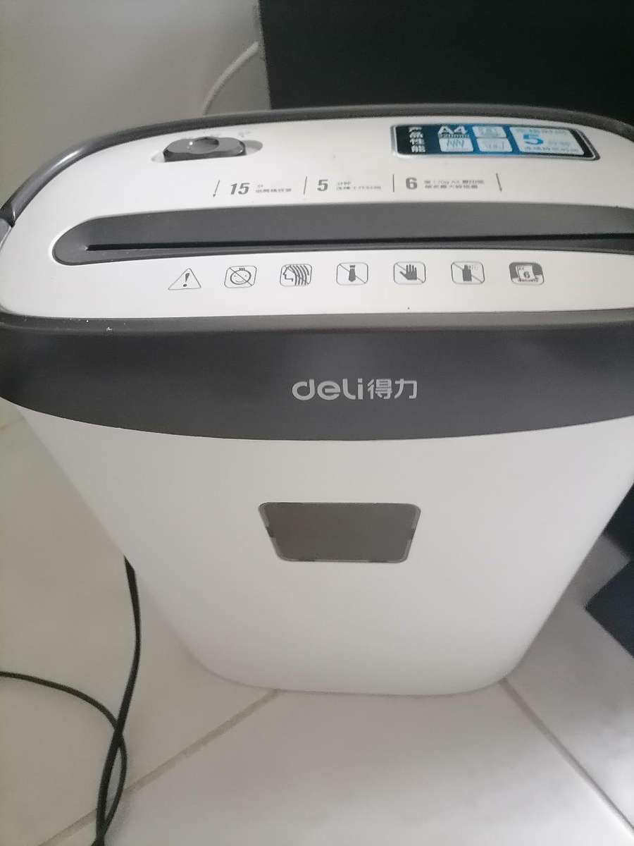 Deli S220LPS3-9 Paper Shredder 6 Sheet White