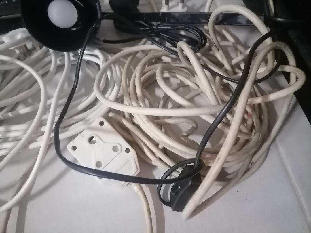 LOT OF 2 X EXTENTION CORDS AND ODDS*AS PER PICS