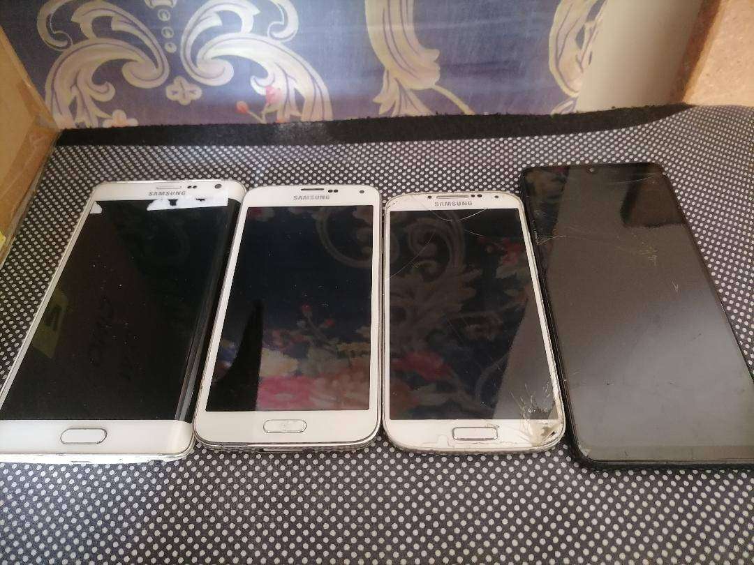 Lot of 4 x Samsung cellphones