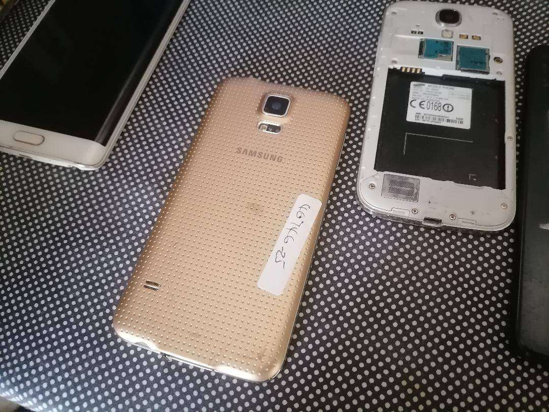 Lot of 4 x Samsung cellphones