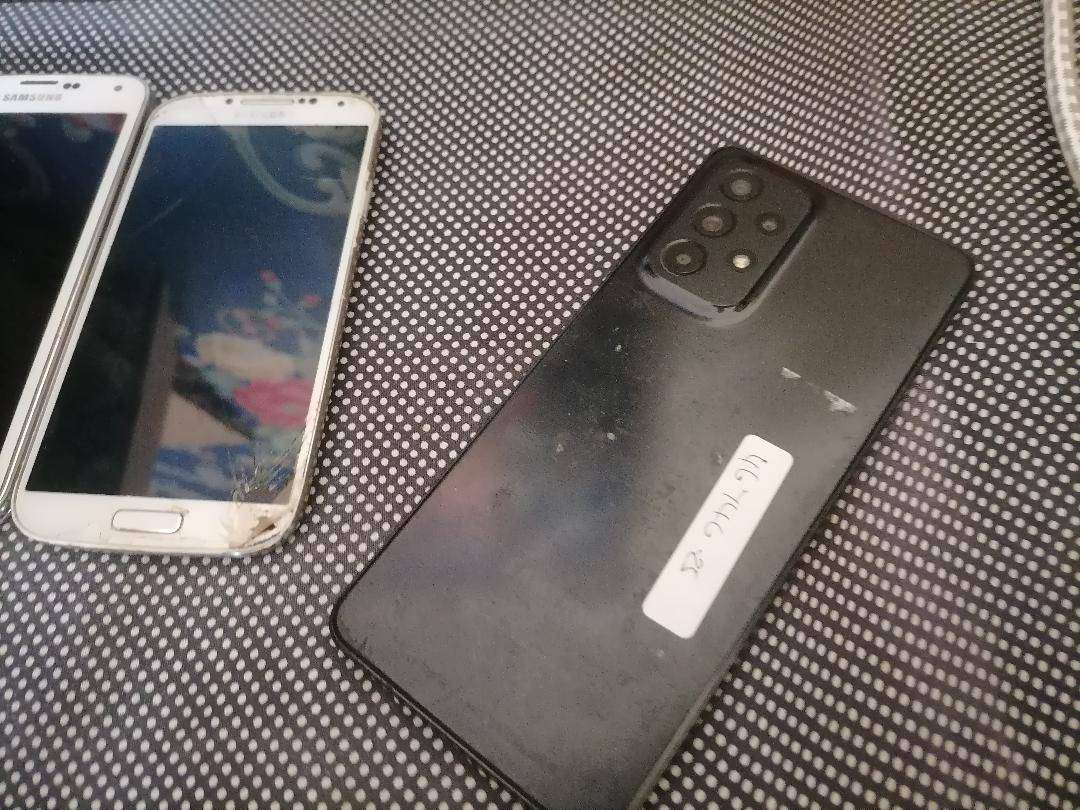 Lot of 4 x Samsung cellphones