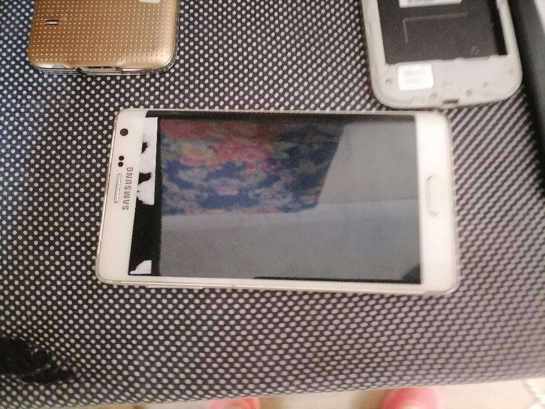 Lot of 4 x Samsung cellphones