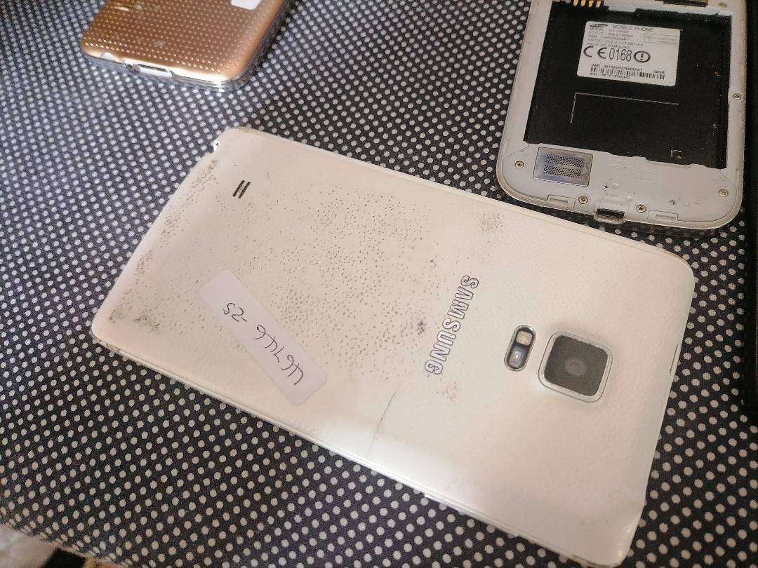 Lot of 4 x Samsung cellphones