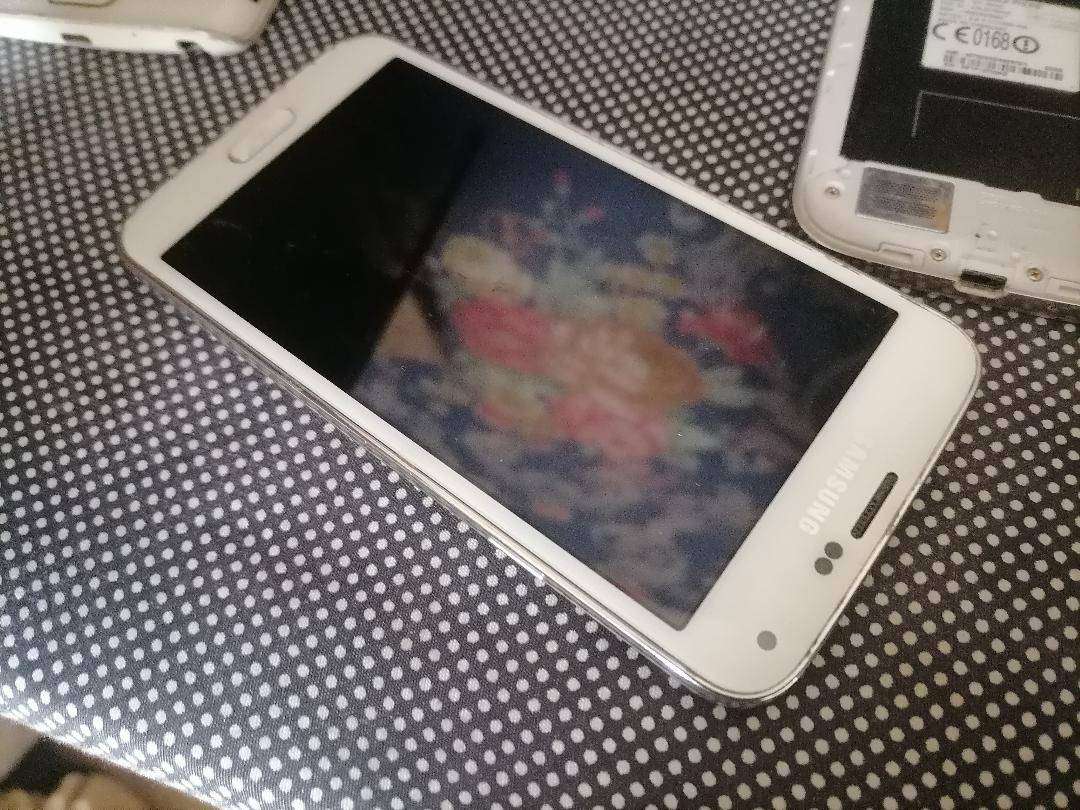 Lot of 4 x Samsung cellphones