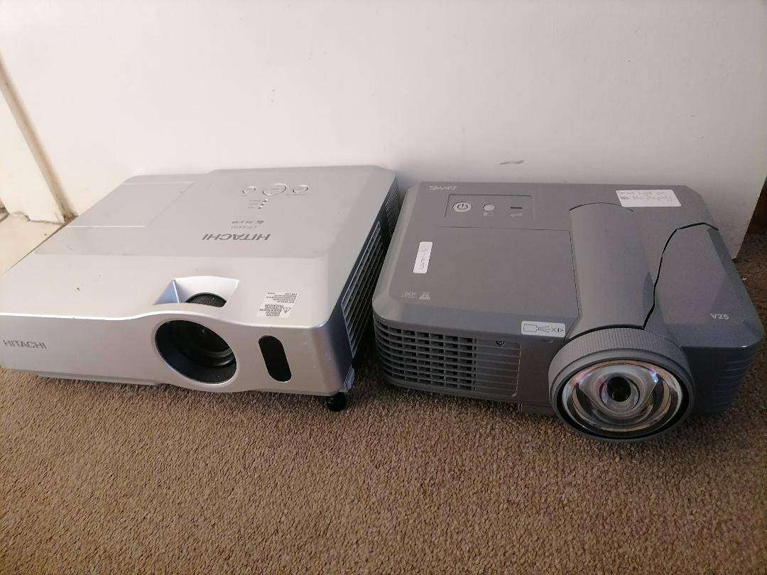 2 x projectors - both power on screen blank