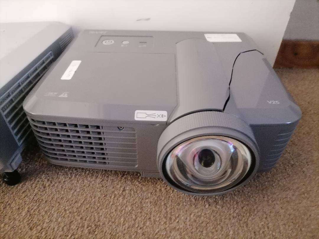 2 x projectors - both power on screen blank