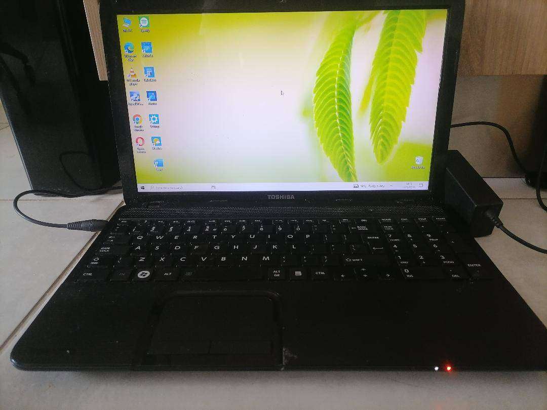 i5 (2nd Gen)Toshiba Satellite C850-F21F 15.6" Notebook Computer, 4gb ram, 500gb hdd*original charger