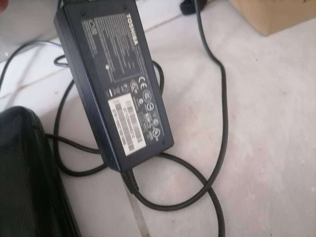 i5 (2nd Gen)Toshiba Satellite C850-F21F 15.6" Notebook Computer, 4gb ram, 500gb hdd*original charger