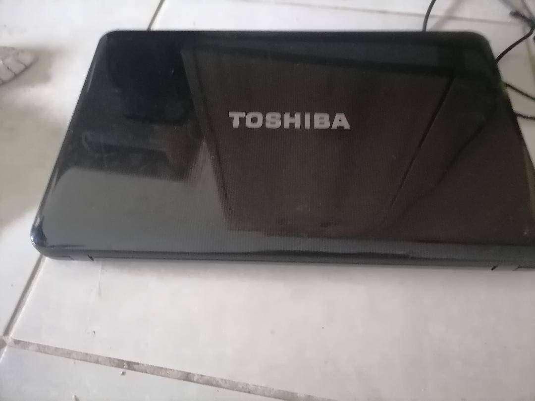 i5 (2nd Gen)Toshiba Satellite C850-F21F 15.6" Notebook Computer, 4gb ram, 500gb hdd*original charger