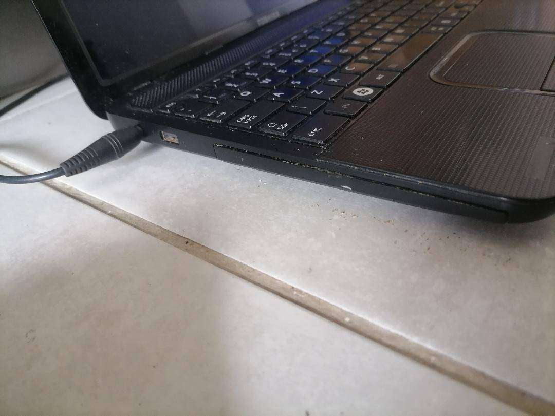 i5 (2nd Gen)Toshiba Satellite C850-F21F 15.6" Notebook Computer, 4gb ram, 500gb hdd*original charger